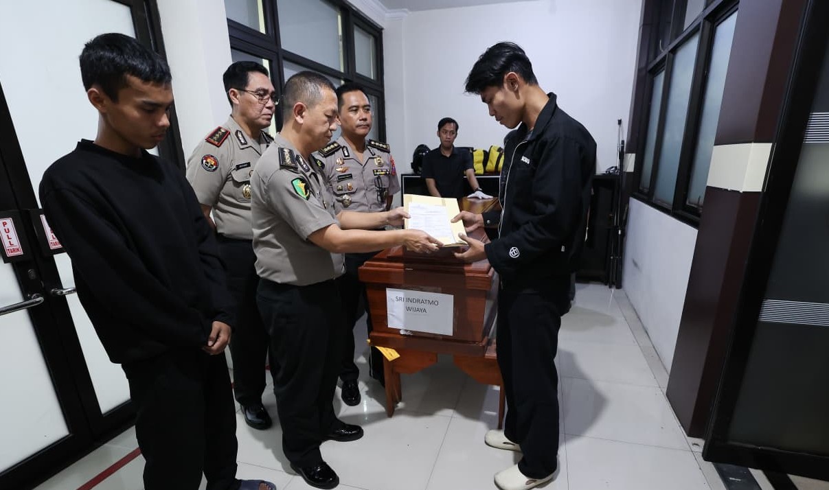 Tim DVI Polda Jatim Serahkan Dua Jenazah Korban KM Mutiara Sentosa II kepada Keluarga