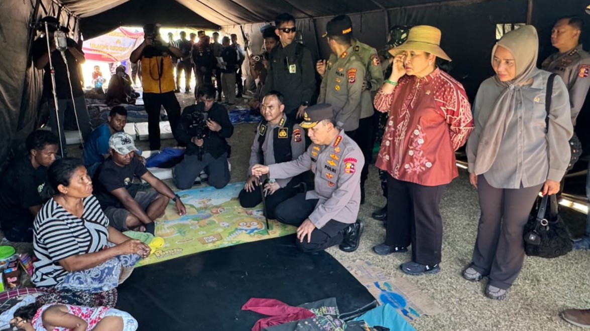 Polri Perkuat Penanganan Gempa NTT, Kapolri Tinjau Lokasi Terdampak dan Serahkan Bantuan