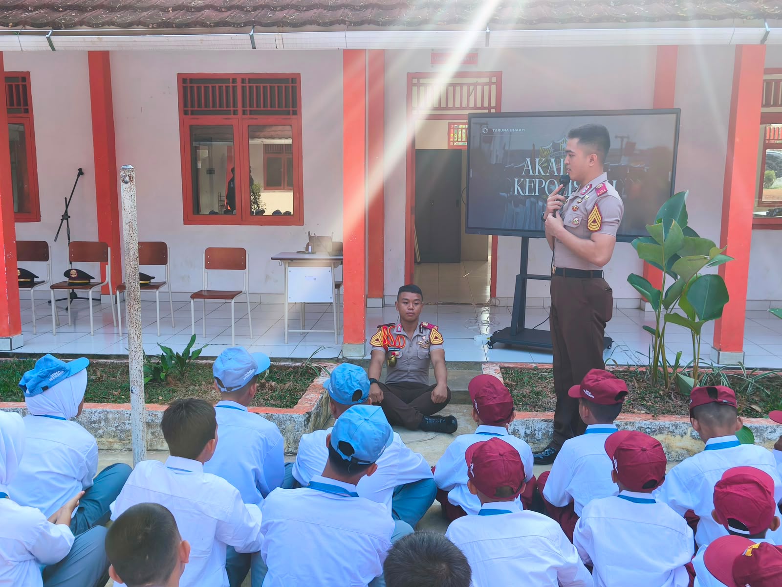 Polri Kerahkan 372 Taruna Akpol Dampingi Siswa di 73 Sekolah Rakyat Bersama Taruna Akademi TNI