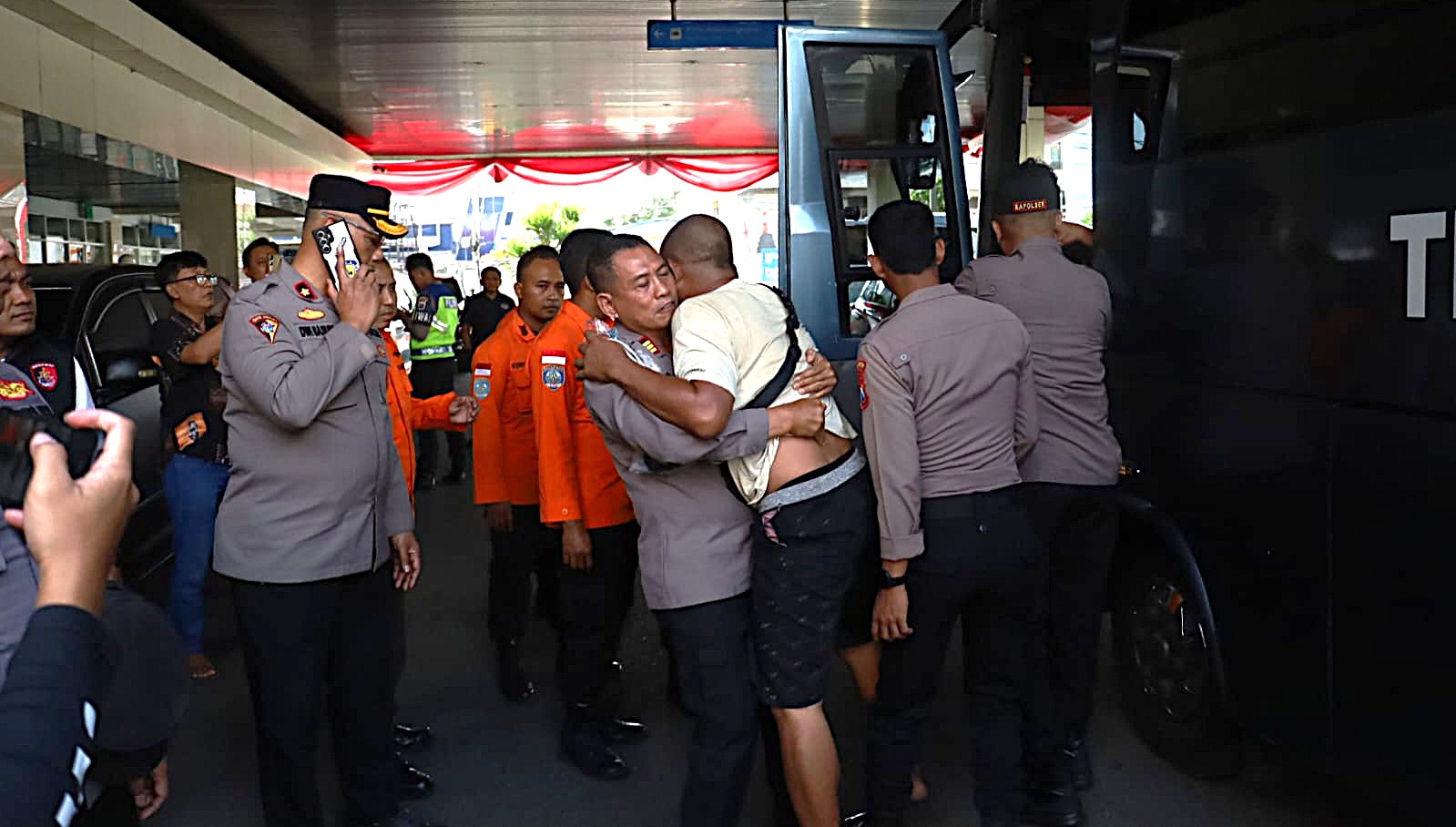 Beberapa korban yang dievakuasi menggunakan kursi roda mendapat perhatian langsung, mulai dari proses pemindahan hingga pemberian bantuan oksigen