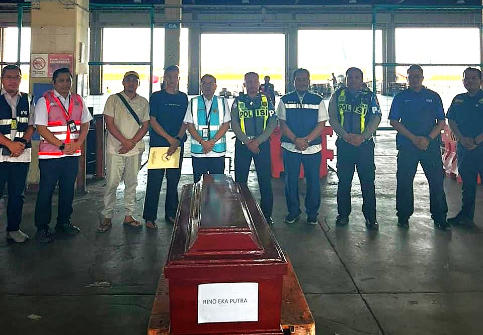 Kepala Rumah Sakit Bhayangkara Surabaya Kombes dr Bayu Dharma Shanti serahkan Jenazah kepada keluarga kedua korban di Posko DVI RS Bhayangkara H.S. Samsoeri Mertojoso Surabaya
