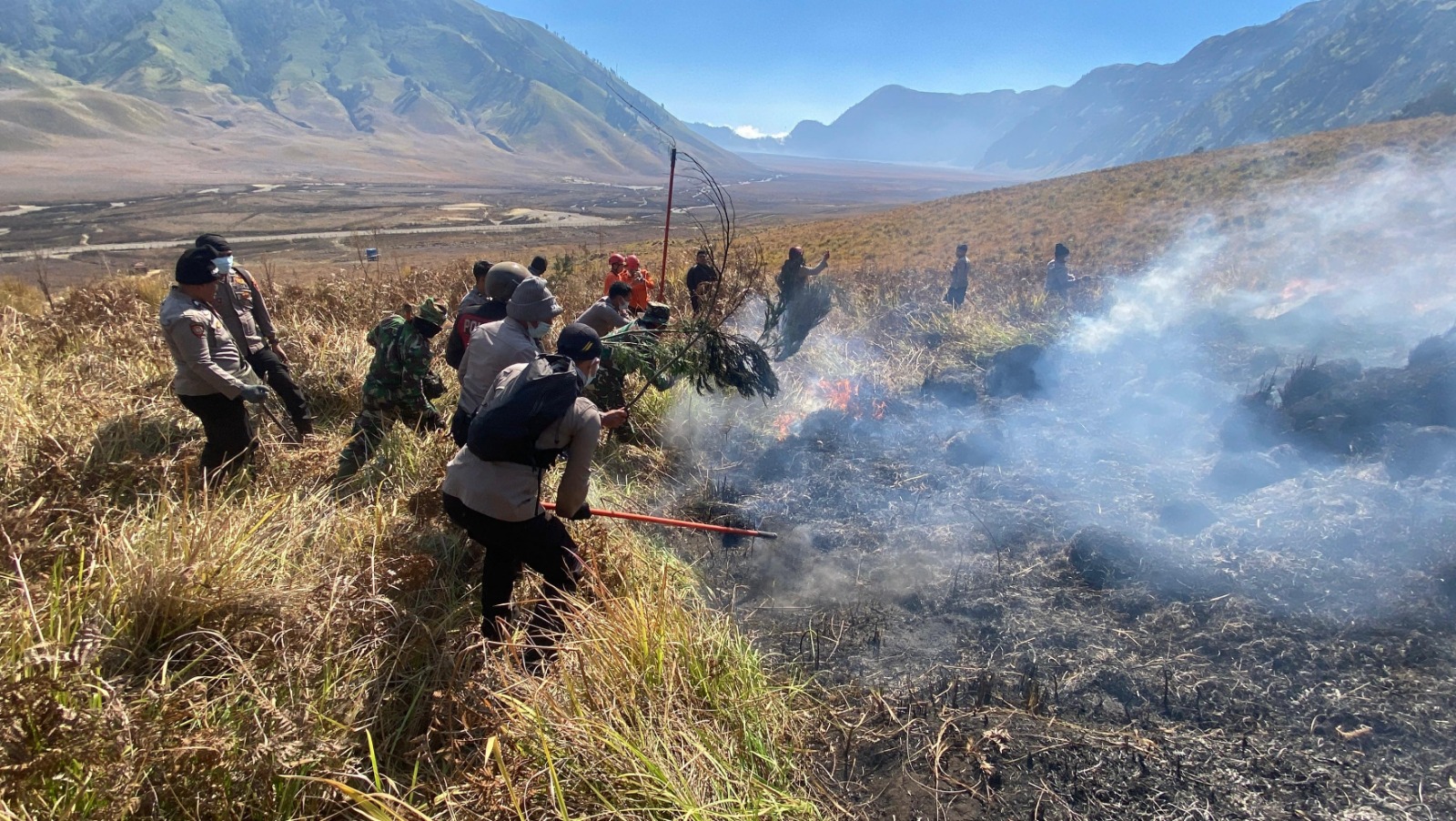 Menurut Kompol Rizal angin kencang yang bertiup di kawasan pegunungan serta vegetasi kering berupa rumput dan semak belukar akibat musim kemarau menjadi tantangan utama dalam proses pemadaman
