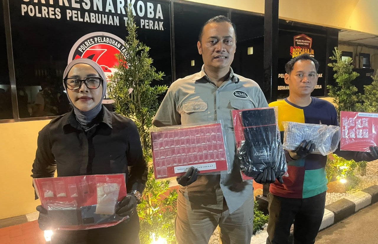 Polisi menyita barang bukti Sabu 22,76 gram, 2 butir ekstasi, timbangan digital, empat unit hp, serta sejumlah barang lain yang digunakan dalam aktivitas peredaran narkotika