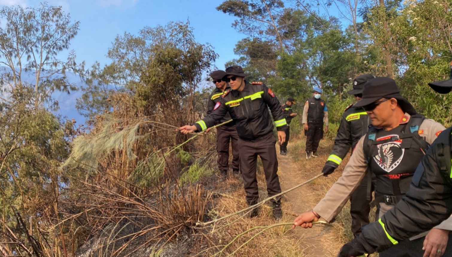 Kondisi vegetasi yang cukup kering membuat potensi perambatan api tetap harus diwaspadai. Karena itu patroli, monitoring, serta penyekatan akan terus dilakukan secara berkala