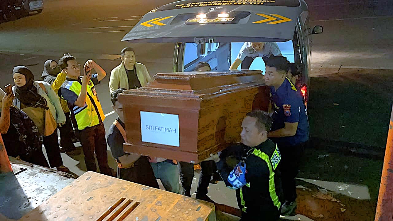Tim DVI Polda Jatim Kembali Serahkan Jenazah Korban KM Mutiara Sentosa II Asal Sumatera dan Sulawesi kepada Keluarga
