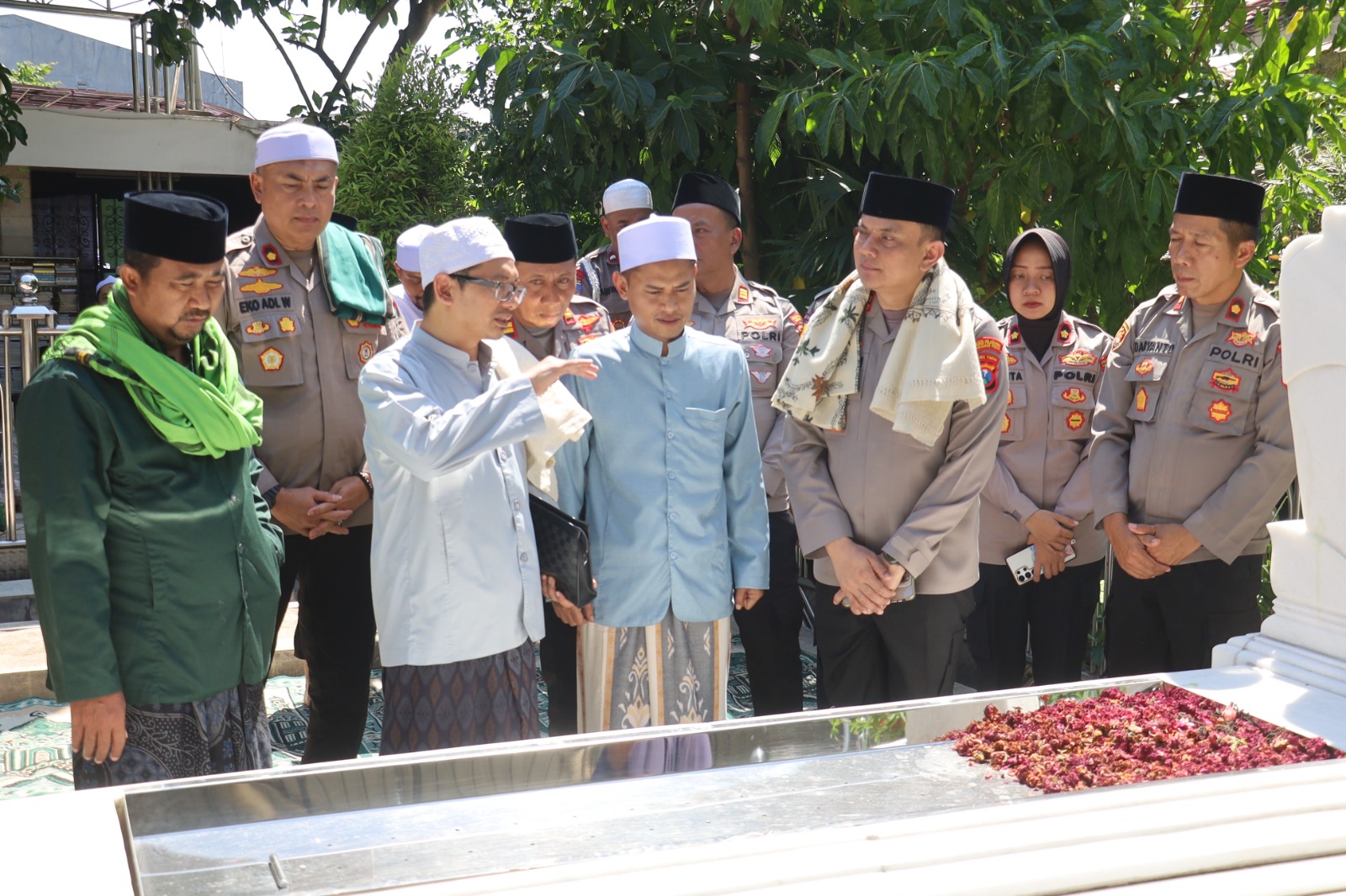 Kapolres Pelabuhan Tanjung Perak, AKBP Irwan Kurniawan, menyampaikan bahwa momentum ziarah bukan sekadar perjalanan fisik menuju tempat peristirahatan terakhir, melainkan ruang untuk merenung, memanjatkan doa, dan meneladani nilai-nilai luhur yang diwariskan para ulama