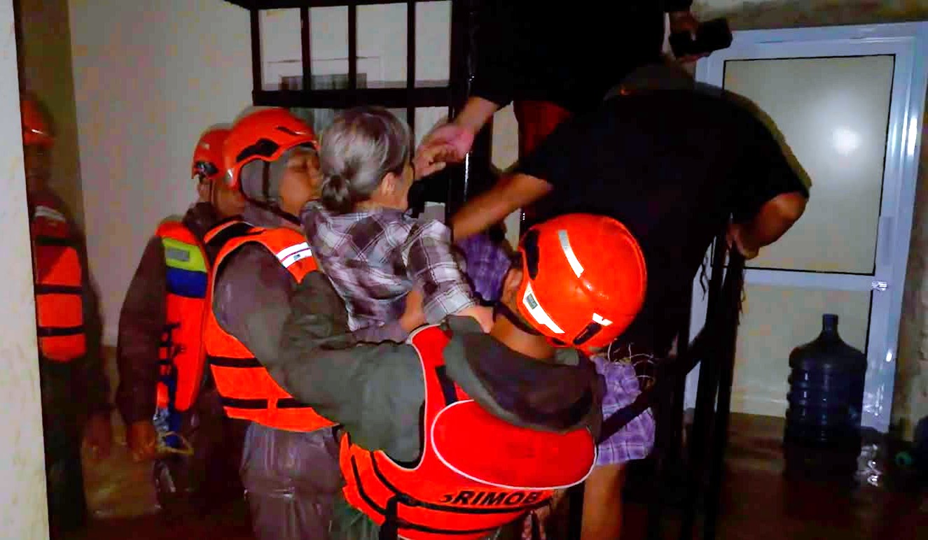 Saat ini fokus utama kami adalah menyelamatkan masyarakat. Personel Polri bersama tim gabungan terus melakukan evakuasi terhadap warga yang terdampak banjir. Untuk jumlah korban masih dalam proses pendataan karena situasi di lapangan terus berkembang