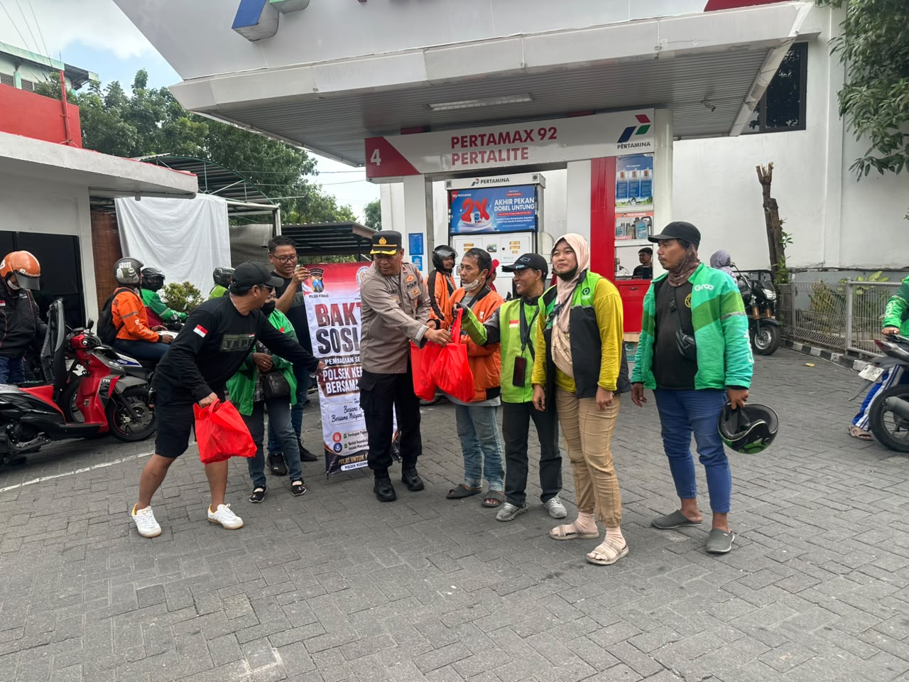 Kapolsek Kebomas Kompol Tatak Sutrisno mengatakan, bakti sosial (Baksos) tersebut merupakan bentuk nyata sinergi antara Polri dan elemen masyarakat dalam membantu warga, khususnya mereka yang bekerja di sektor informal seperti pengemudi ojek online