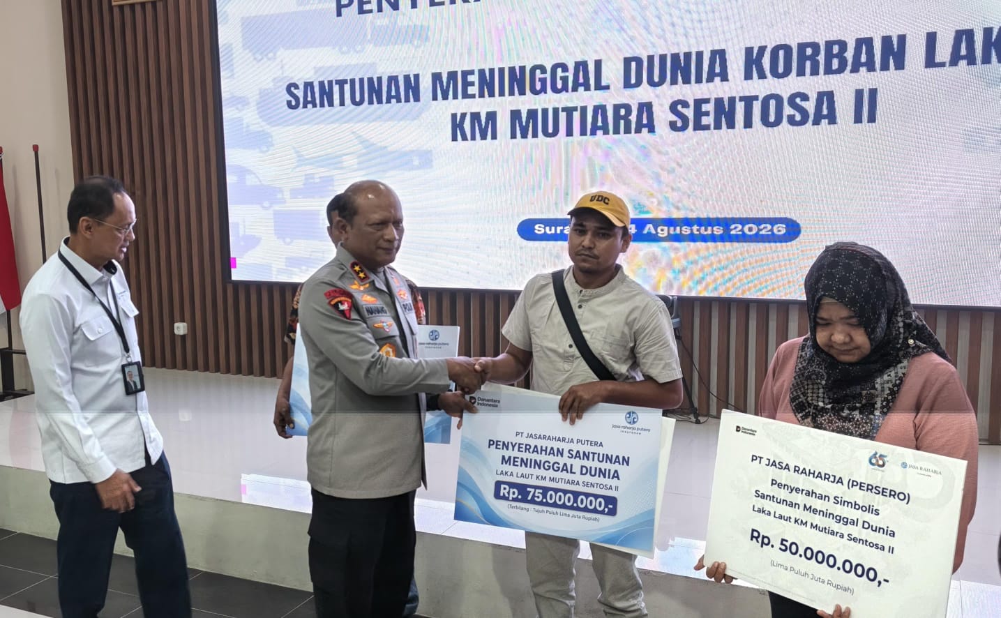 Kapolda Jatim Dampingi Wamenhub Serahkan Santunan Korban KM Mutiara Sentosa II