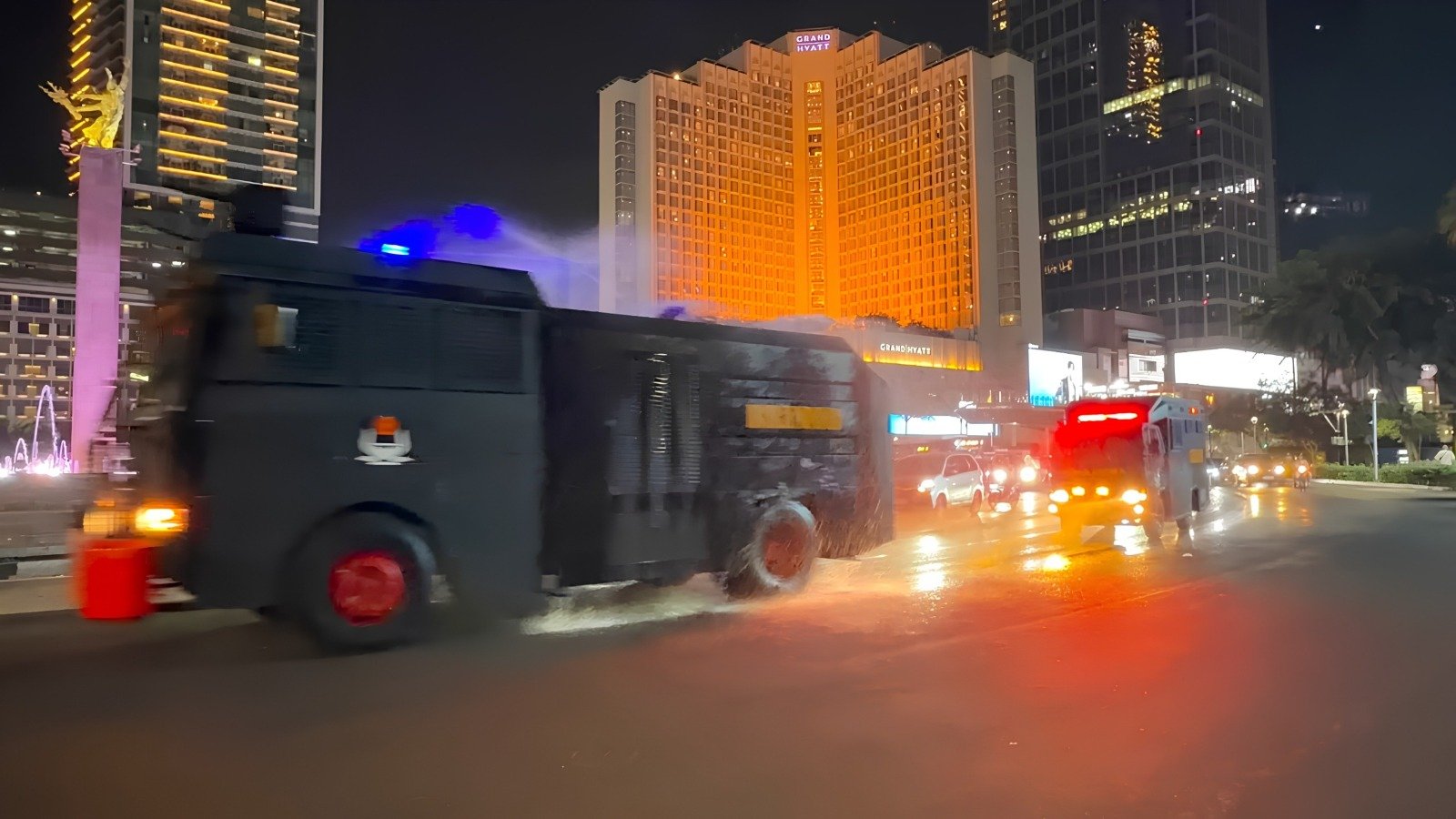Ditsamapta Polda Lampung mengerahkan 1 unit AWC, 1 unit R-4 Karhutla dan 2 unit R-4 pengawalan/patroli untuk melakukan penyemprotan di sejumlah ruas jalan, yakni Jl. ZA Pagar Alam, Jl. Teuku Umar, Jl. Raden Intan, Jl. Ahmad Yani dan Jl. Jenderal Sudirman