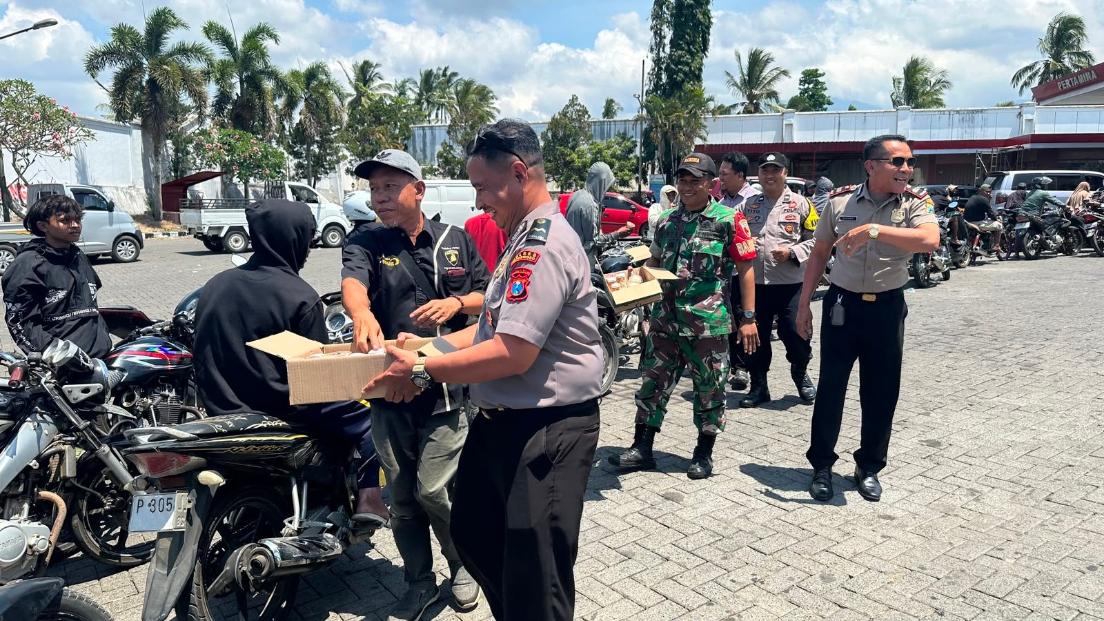 Kasi Humas Polres Bondowoso juga mengingatkan masyarakat agar tetap tertib di jalur antrean, tidak memarkir kendaraan hingga memakan badan jalan yang memicu kemacetan, serta tidak melakukan aksi borong (panic buying)