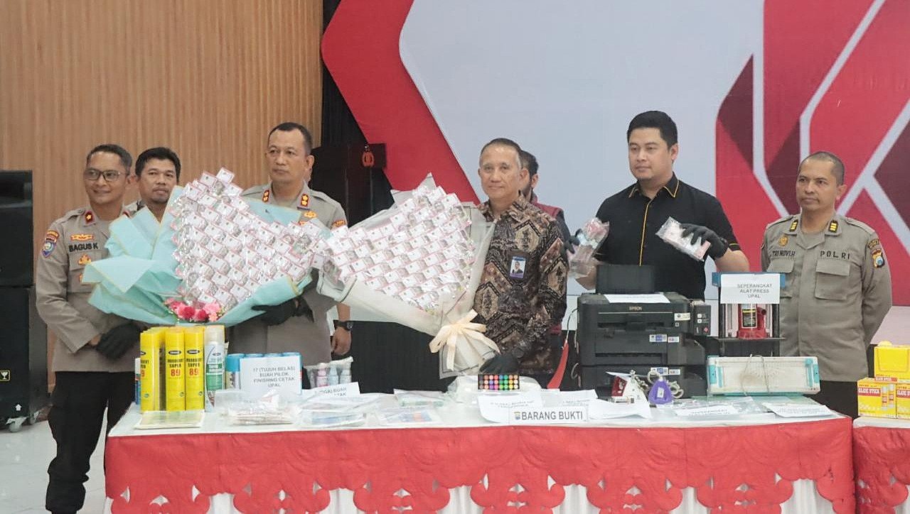 Polresta Sidoarjo Polda Jatim berhasil membongkar jaringan peredaran uang palsu (upal) lintas provinsi.Dalam operasi ini, Polisi menangkap tiga tersangka yakni MS (38), DBS (33) dan ES (42) dan menyita barang bukti uang palsu senilai Rp 298,52 juta