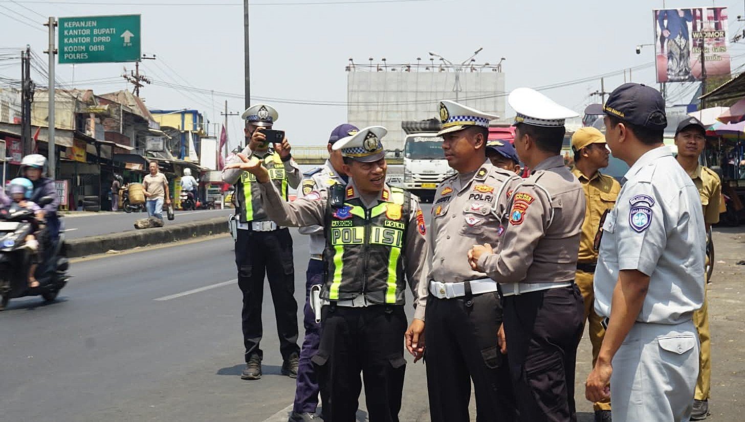 Satlantas Polres Malang Polda Jawa Timur juga mengimbau masyarakat yang melintas di kawasan rawan kecelakaan untuk meningkatkan kewaspadaan, menyesuaikan kecepatan dengan kondisi jalan dan tetap mematuhi rambu serta marka lalu lintas
