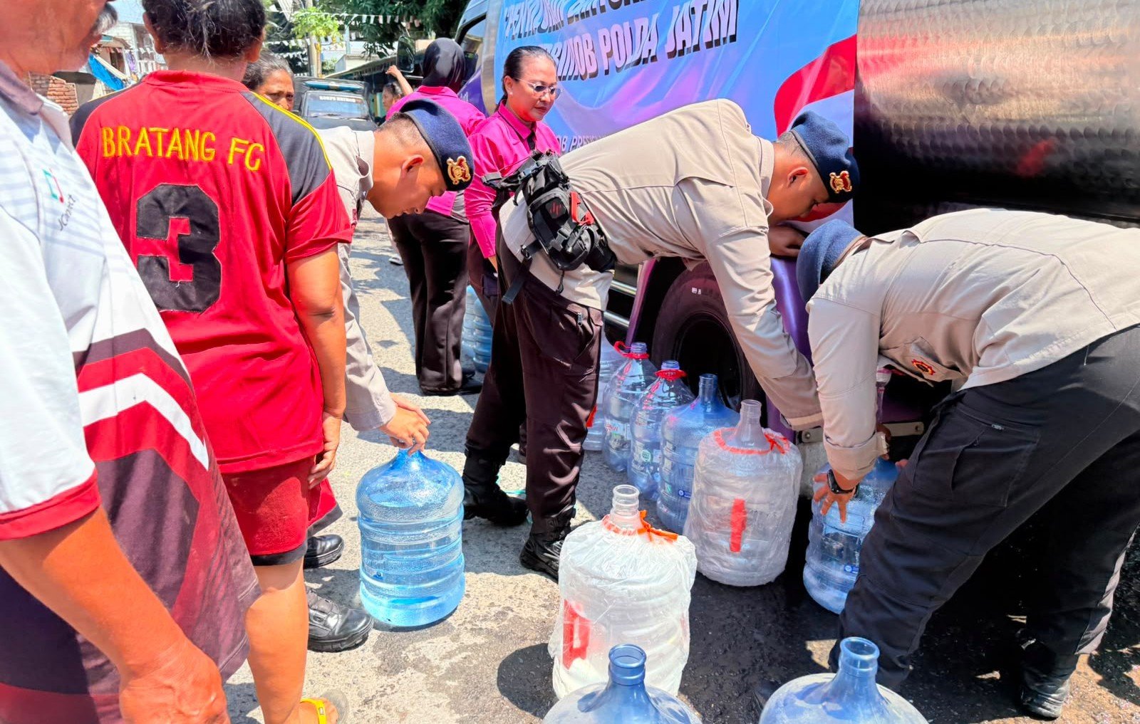 Brimob Polda Jatim Salurkan 37.000 Liter Air Bersih untuk Warga Terdampak Kemarau