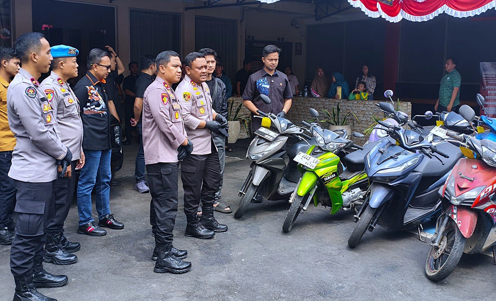Dalam pengungkapan kasus curanmor, Polres Jember Polda Jatim sukses menggulung jaringan pelaku dengan meringkus 12 orang tersangka dari 5 perkara