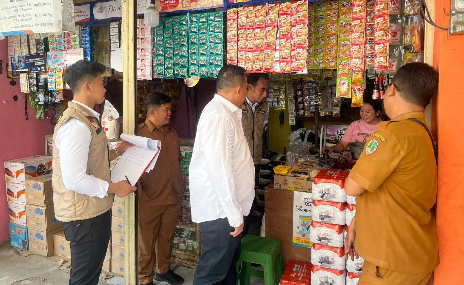 Dari hasil pemantauan di lapangan, harga beras di kedua pasar tersebut terpantau stabil dan berada di koridor aman