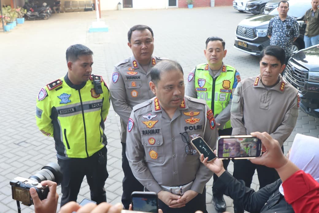Ditlantas Polda Jawa Timur melakukan penguatan personel untuk membantu mengurai kepadatan arus kendaraan menuju Pelabuhan Ketapang, Banyuwangi