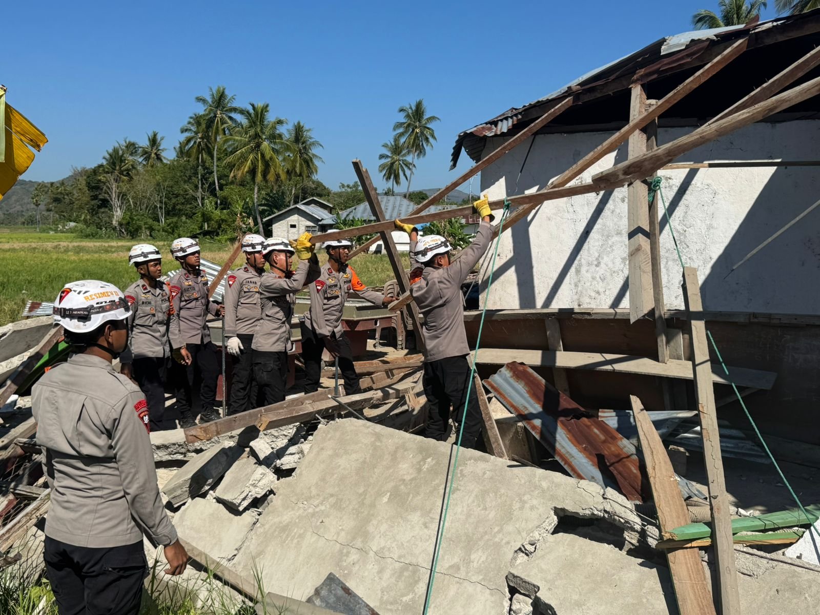 Kehadiran Brimob Meringankan Beban Warga, Perbaiki Rumah yang Terdampak Bencana