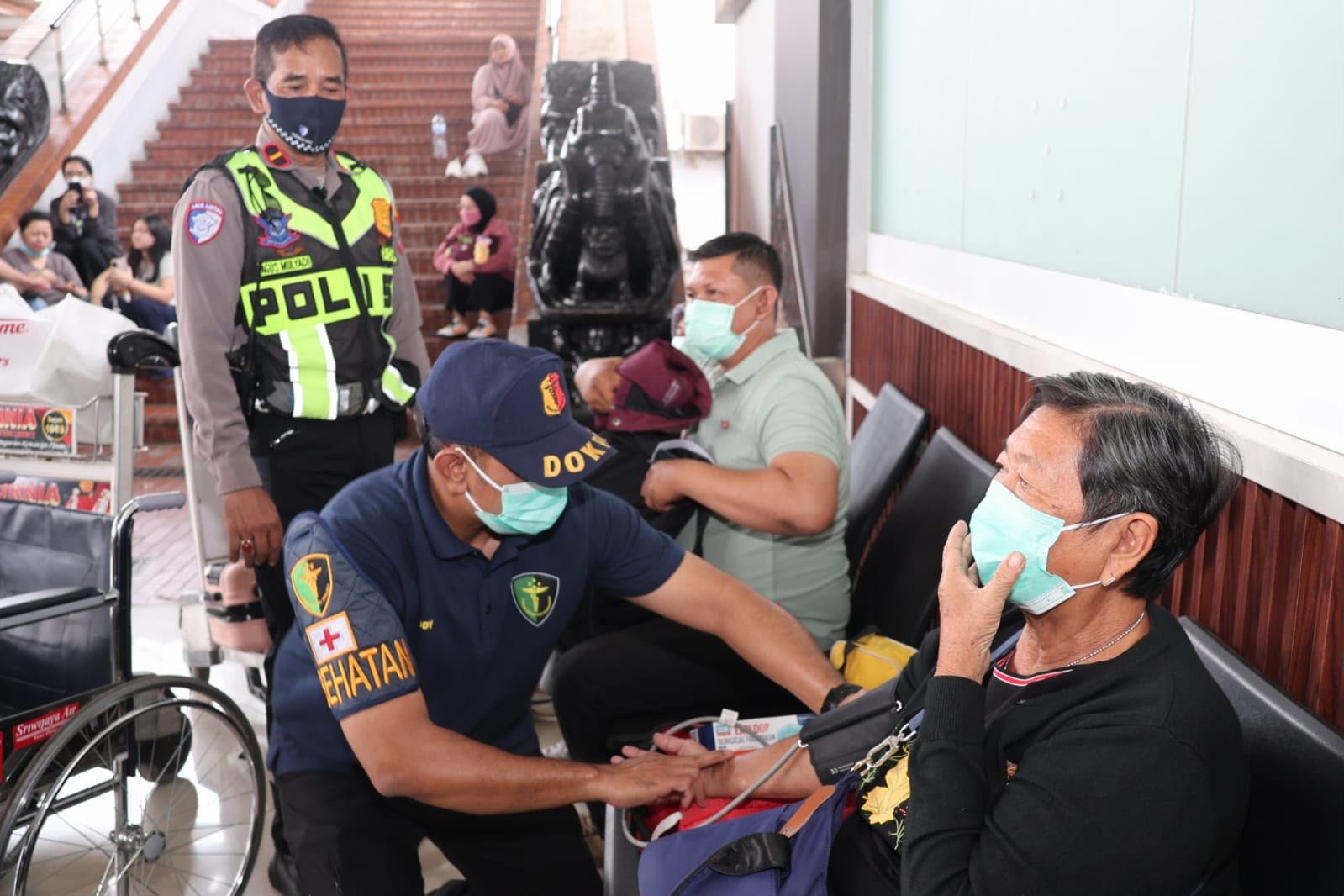 Melalui Seksi Dokkes (Sidokkes), layanan pemeriksaan kesehatan dasar dan pembagian masker gratis diselenggarakan secara masif di seluruh terminal keberangkatan, Minggu (692026)