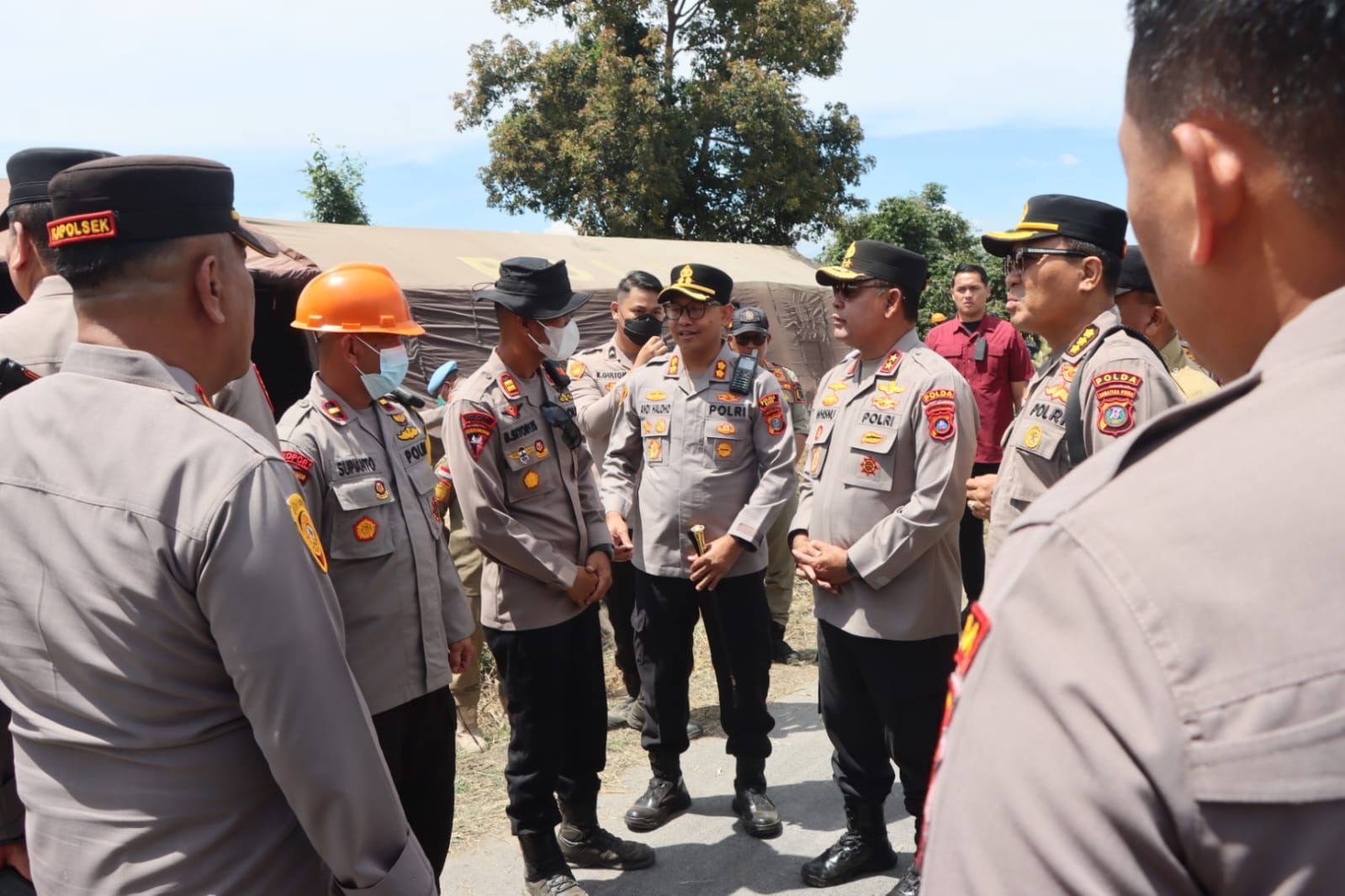Polri bersama Pemerintah Kabupaten Karo, TNI, Pusat Vulkanologi dan Mitigasi Bencana Geologi (PVMBG), Badan Penanggulangan Bencana Daerah (BPBD), serta unsur terkait memperkuat kesiapsiagaan menghadapi peningkatan aktivitas Gunung Sinabung di Kabupaten Karo, Sumatera Utara.