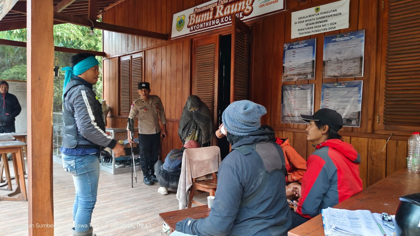Petugas bergerak taktis menyinkronkan data manifest pendakian di Basecamp Gunung Raung Via Sumberwringin guna memastikan posisi dan logistik korban