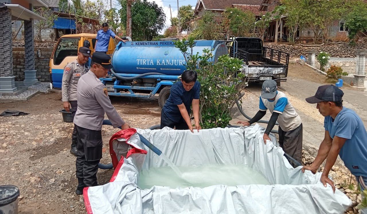 Polres Malang Salurkan Bantuan Air Bersih untuk Warga Terdampak Kekeringan di Bantur