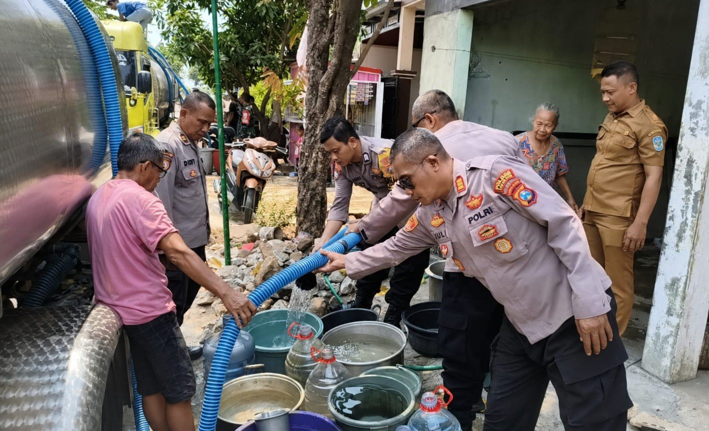 Polres Nganjuk Kerahkan Water Cannon dan Truk Tangki Pasok Puluhan Ribu Liter Air Bersih di Ngetos