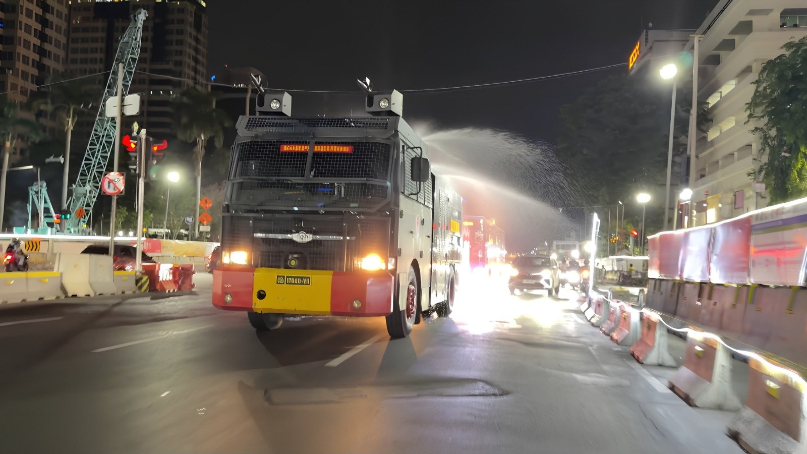 Polri Kerahkan Water Cannon dan Bagikan Masker, Layani Masyarakat Terdampak Material Erupsi Gunung Anak Krakatau