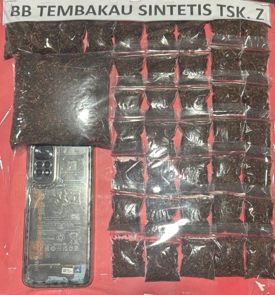 Polisi menangkap seorang pria berinisial Z (26), warga Surabaya dan menyita tembakau sintetis dengan berat bersih keseluruhan mencapai 148,732 gram