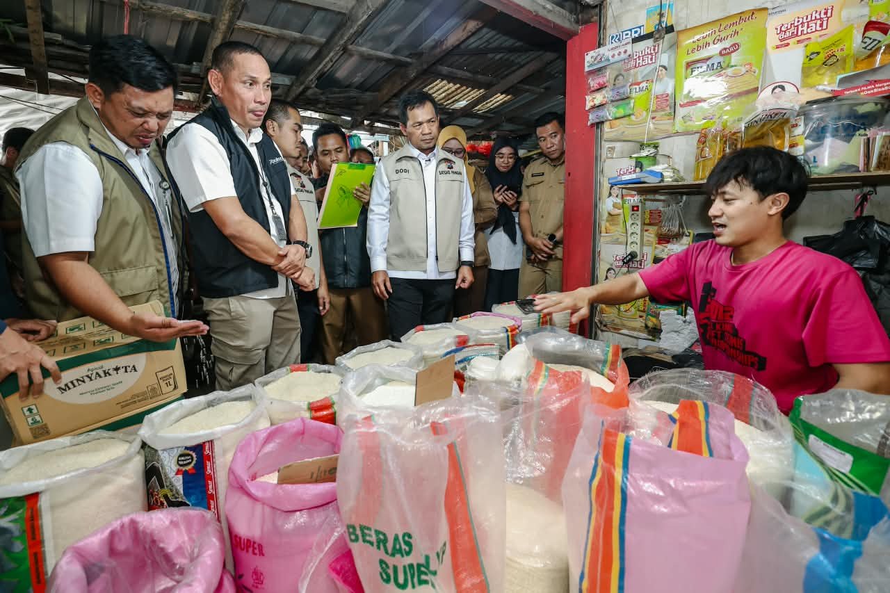Tim gabungan menyisir sejumlah lapak pedagang guna merespons laporan masyarakat terkait lonjakan harga beras premium belakangan ini.