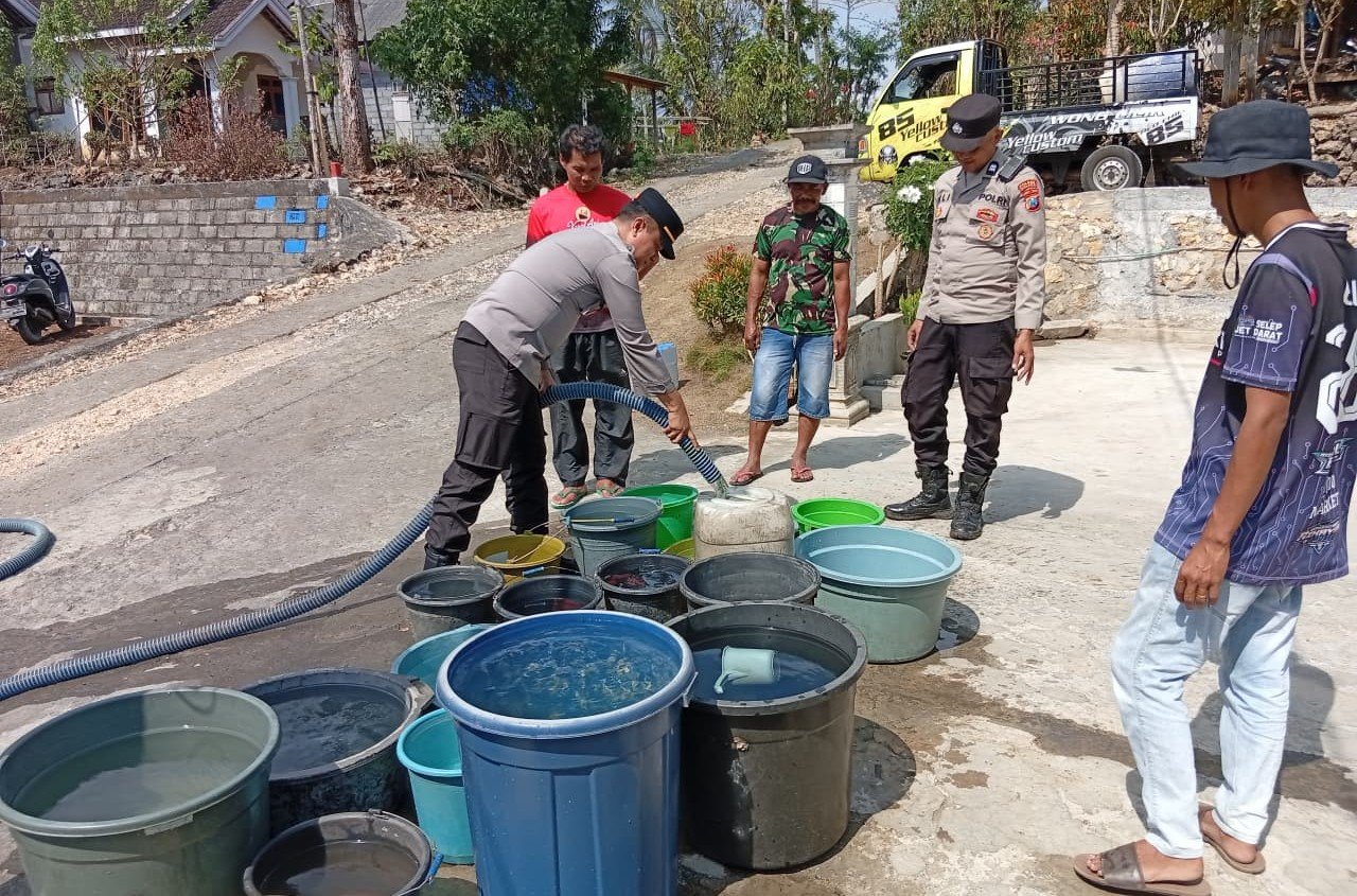 Proses pendistribusian dipimpin langsung oleh Kapolsek Bantur, AKP Ahmad Taufik Syafiudin, bersama sejumlah personel