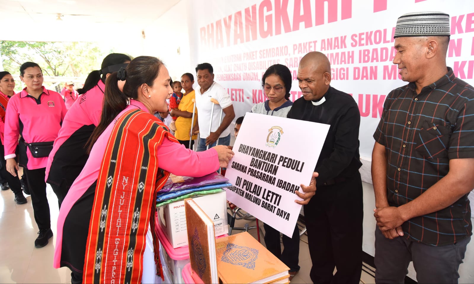 Ketum Bhayangkari Pusat Kembali Salurkan Ribuan Paket Bansos di Maluku Barat Daya