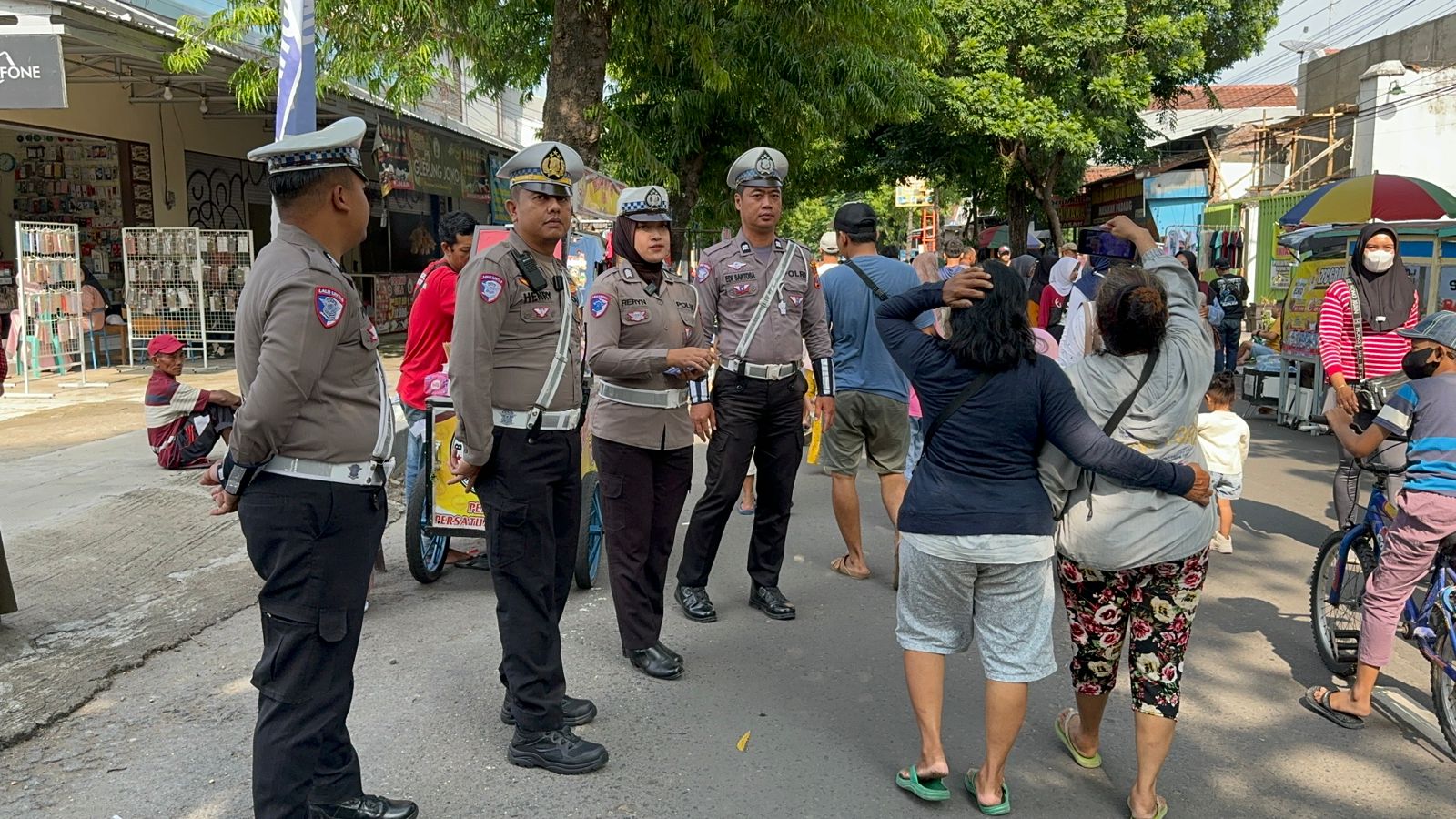 Polres Kediri Sosialisasi Keselamatan Berlalu Lintas Berbagi Helm Gratis di Area CFD