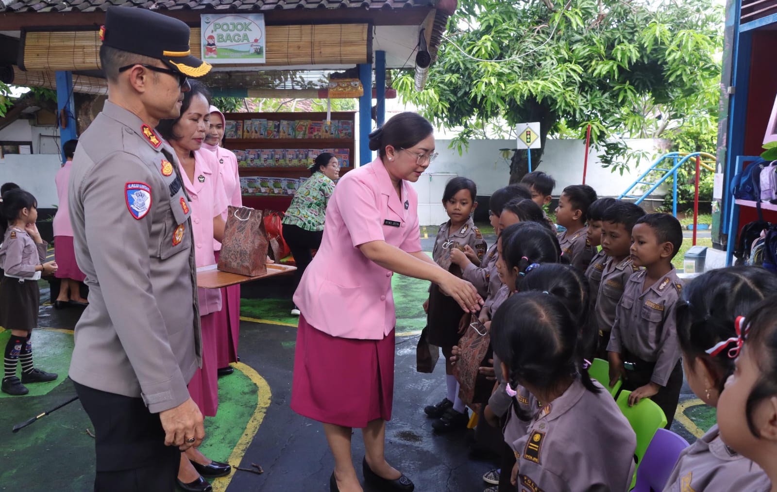 Polisi Peduli, Kapolres Karangasem Berbagi Bingkisan untuk Siswa TK di Amlapura