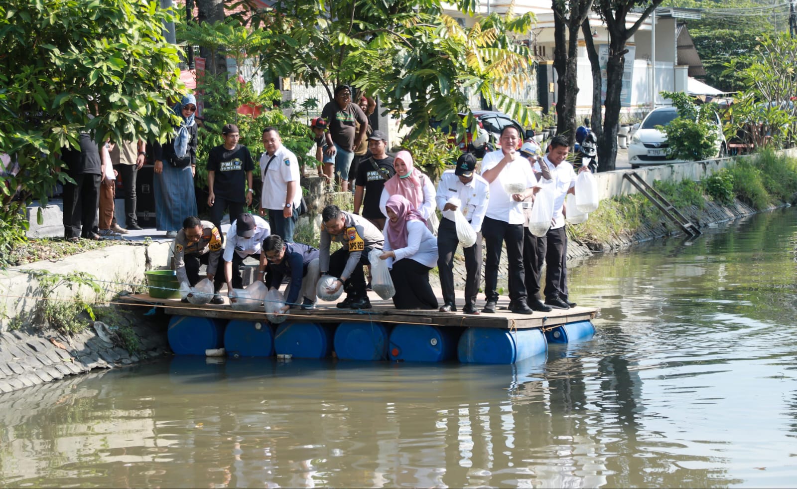 Kolaborasi Polisi bersama PWI Jaga Kelestarian Lingkungan dan Ketahanan Pangan Tebar Benih Ikan di Sungai Jombang