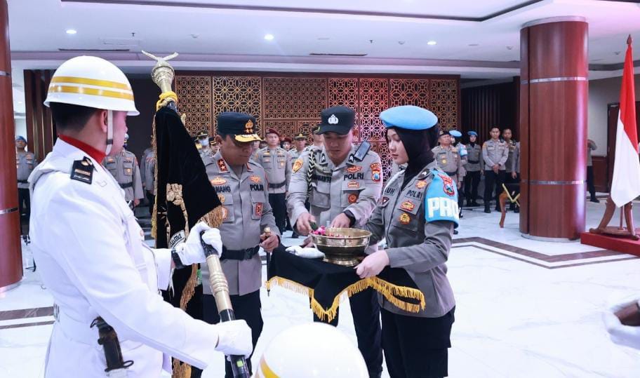 Kapolda Jatim Pimpin Upacara Pemuliaan Nilai Luhur Tribrata Pataka Polda Jatim ‘Tan Hana Dharma Mangrwa’