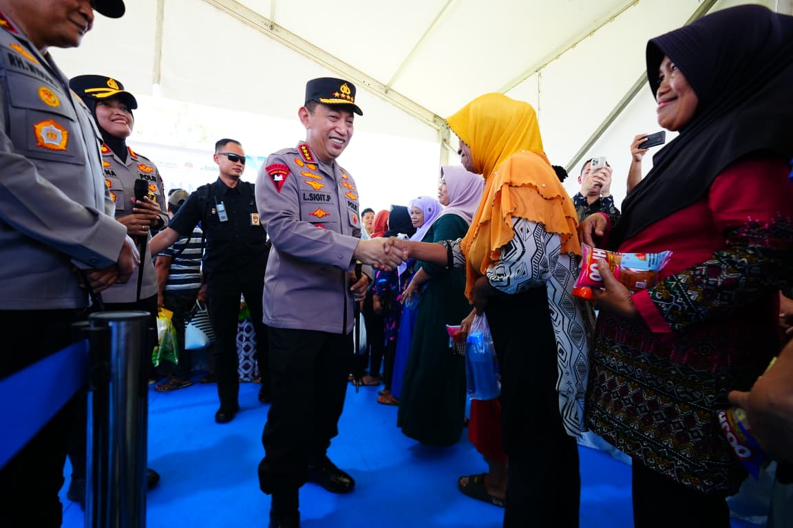 Kapolri Berikan Bansos dan Salurkan Bahan Pangan Murah di Semarang