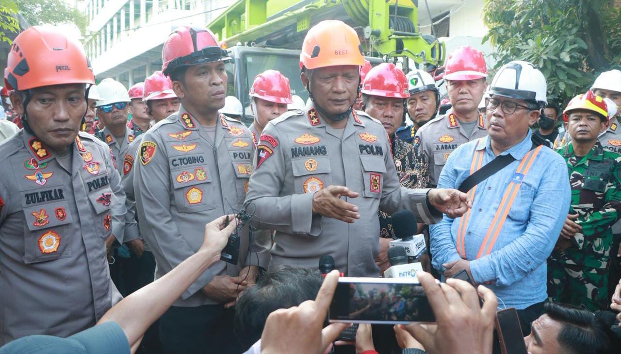 Kapolda Jatim Tinjau Evakuasi Korban Robohnya Bangunan Ponpes Al Khoziny di Sidoarjo