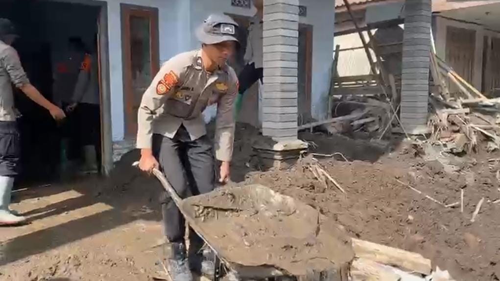 Polisi Bersihkan Rumah Warga Terdampak Erupsi Semeru di Dusun Sumbersari Lumajang