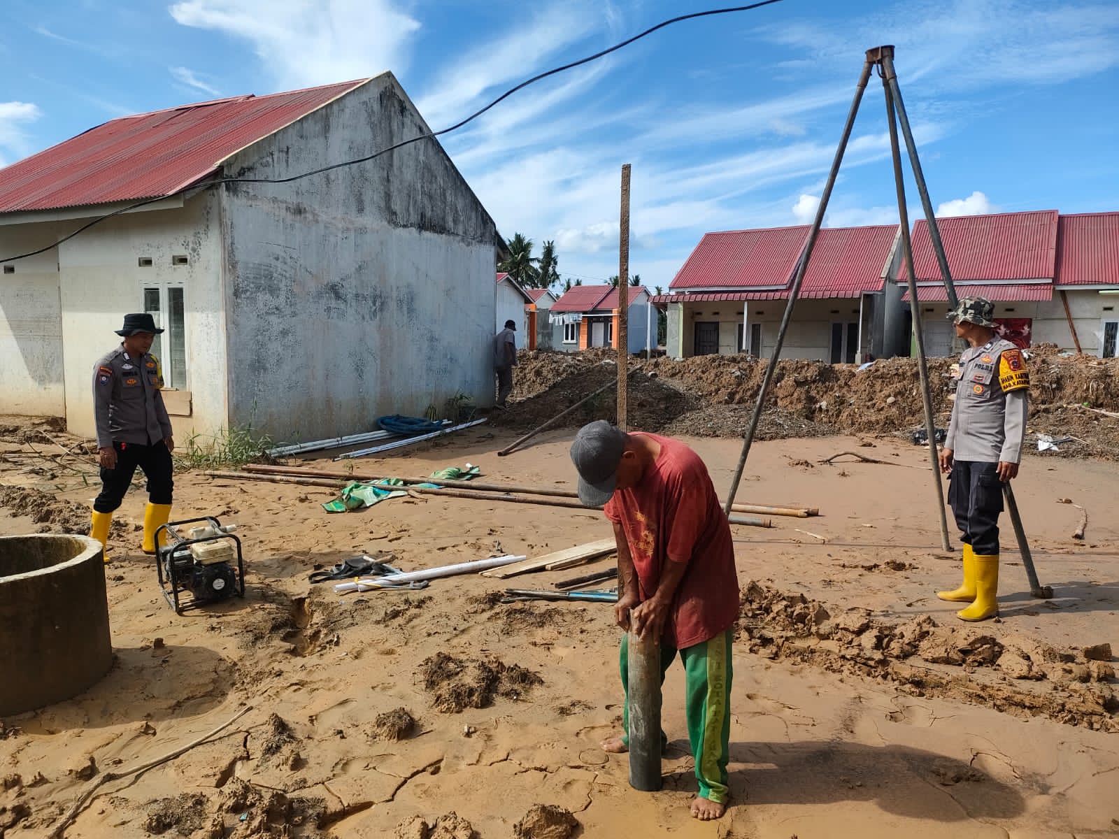 Polri Bangun Puluhan Sumur Bor, Warga Padang Pariaman Mulai Nikmati Air Bersih Pascabencana*