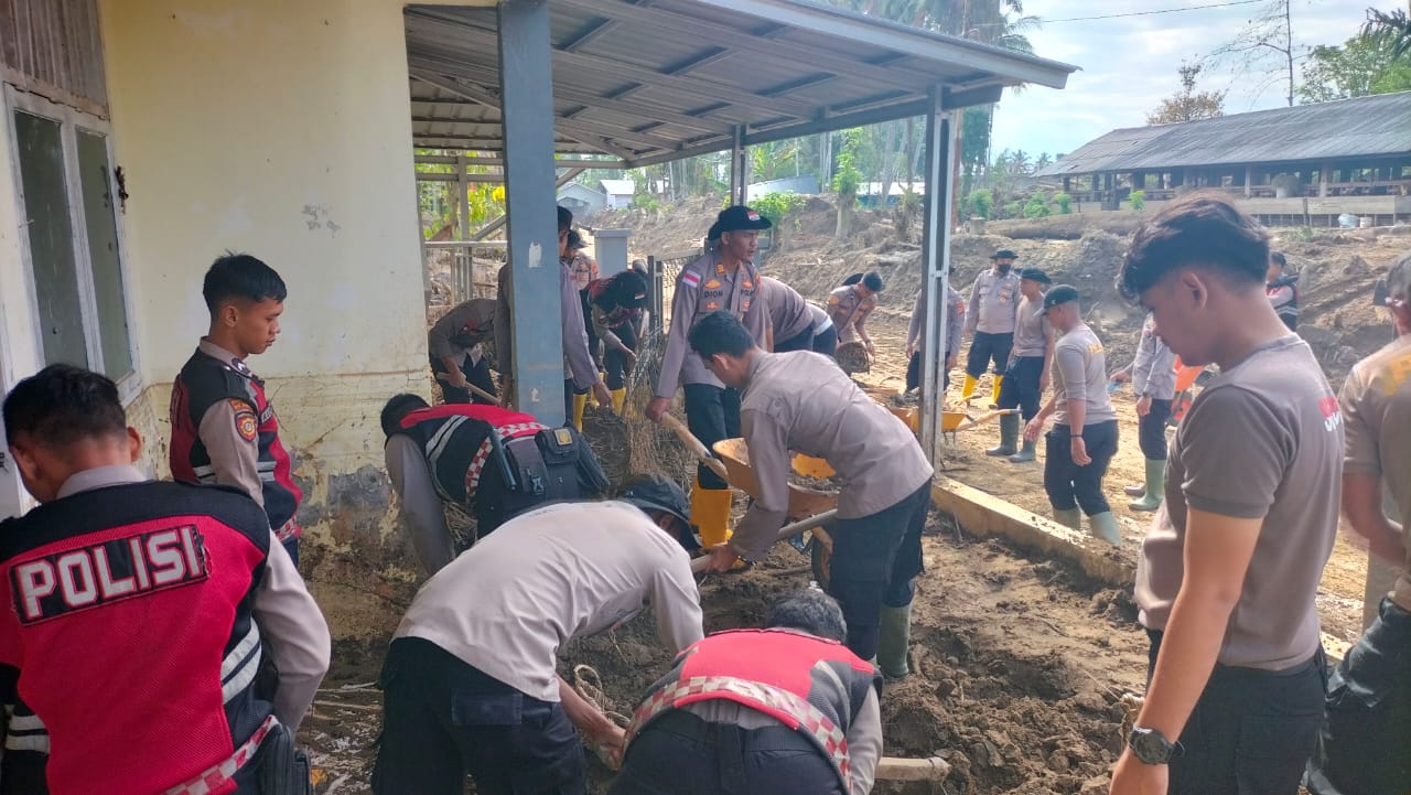 Polri dan Warga Bergandengan Tangan, Polindes Meunasah Mancang Bangkit dari Lumpur Banjir