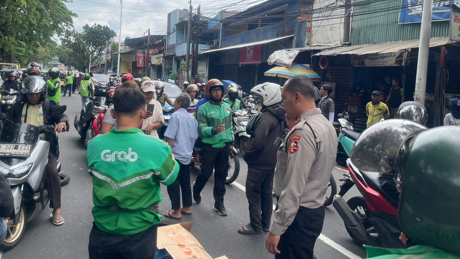 Aksi Cepat Tanggap, Perwira Menengah Korsabhara Baharkam Polri Evakuasi Korban Laka Lantas di Lenteng Agung