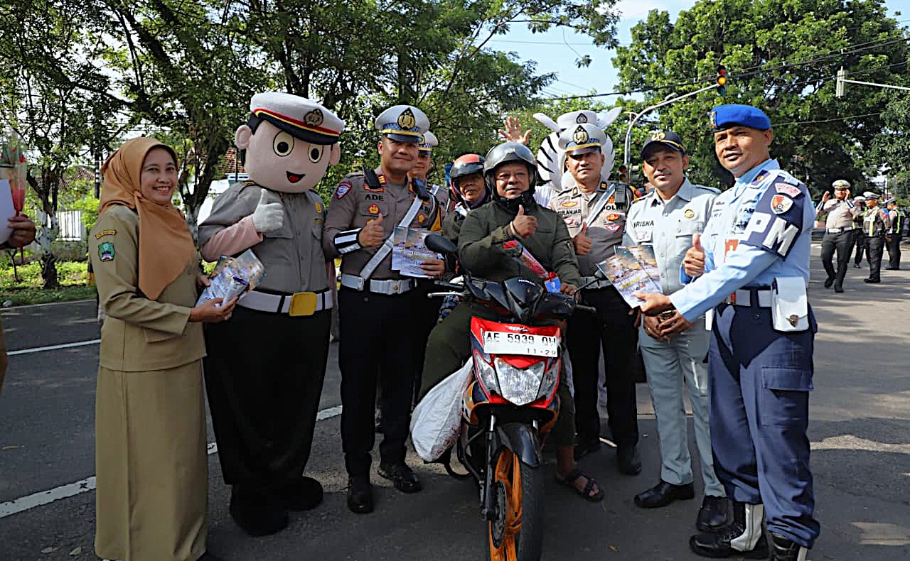 Polres Magetan Berbagi Bunga dan Es Krim di Operasi Keselamatan Semeru 2026