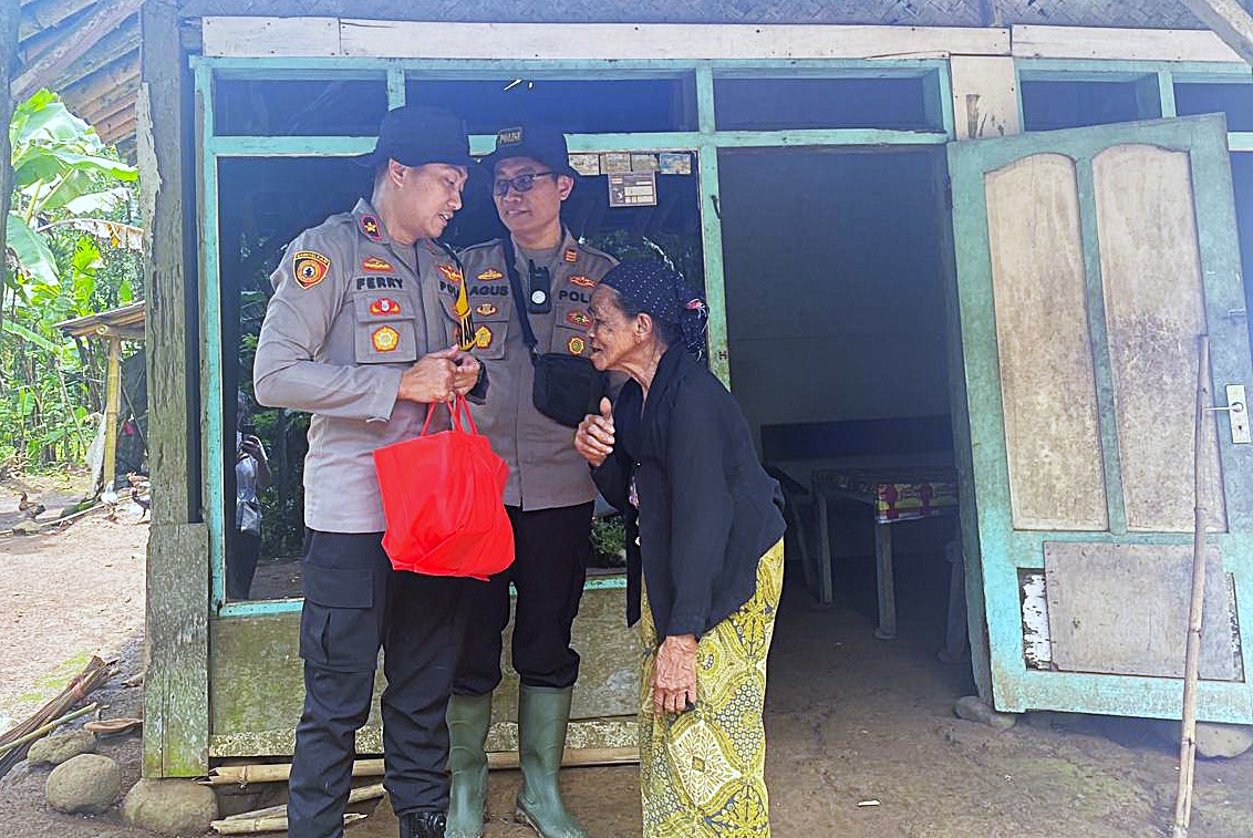 Polri Peduli: Medan Sulit dan Daerah Terpencil Tak Surutkan Polres Jember Salurkan Bantuan Untuk Warga