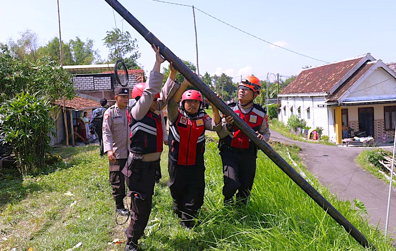 Tanggap Bencana, Polres Tuban Tangani Dampak Angin Puting Beliung