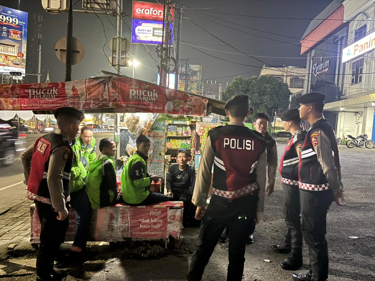 Jaga Kondusivitas Malam Hari, Detasemen Perintis Ditsamapta Baharkam Polri Gelar Patroli Dialogis di Titik Rawan