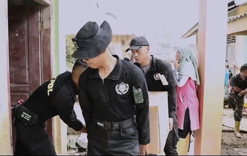 Taruna Akpol Latsitardanus di Aceh Tamiang, Bersihkan Lumpur Pasar hingga Santuni Korban Hanyut