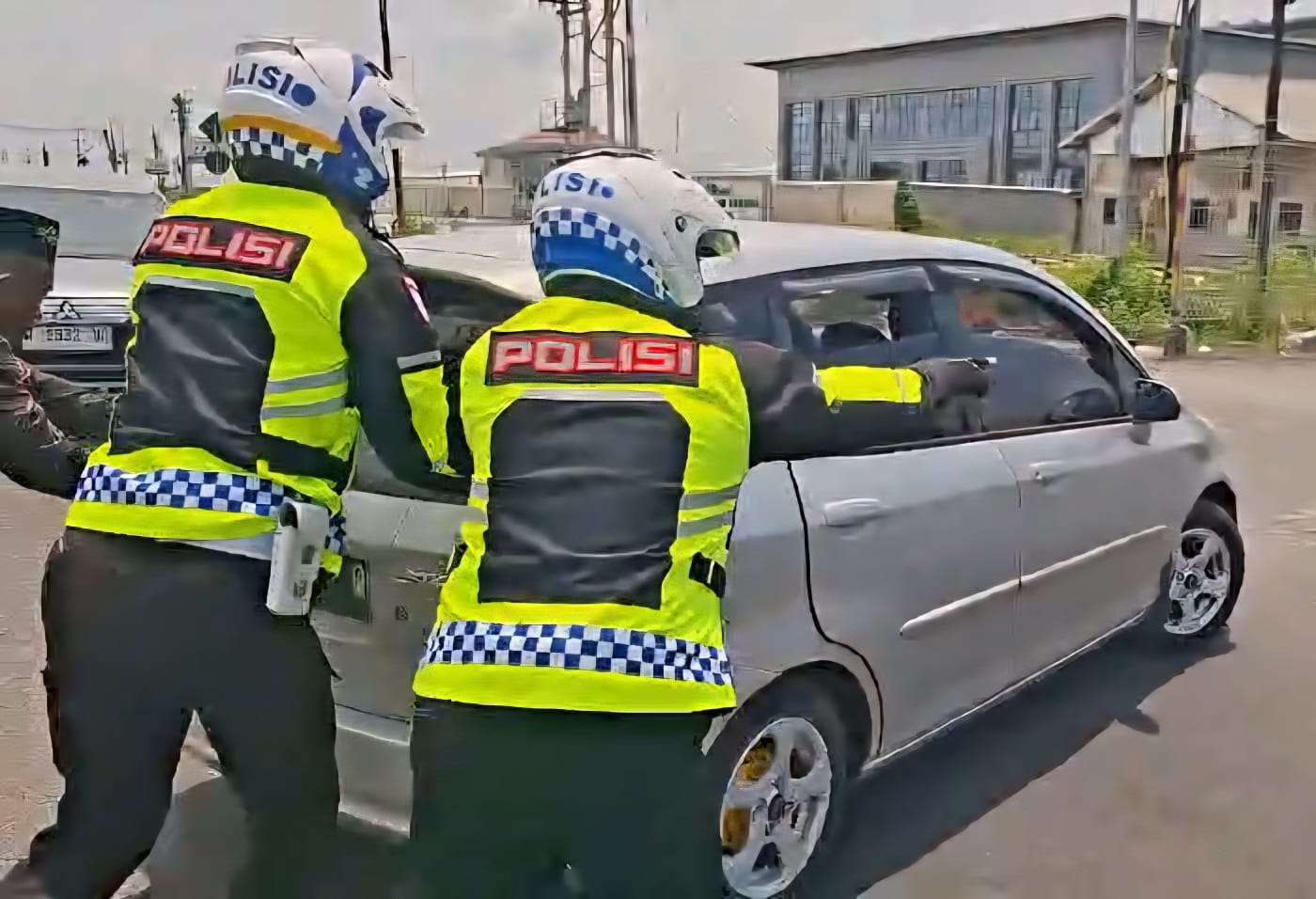 Respons Cepat Polantas Gresik Bantu Kendaraan Pemudik Mogok di Sembayat