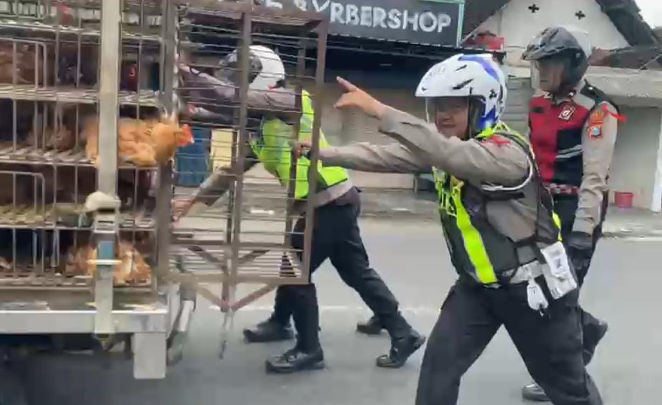 Respon Cepat Tim Urai Polres Blitar Bantu Kendaraan Mogok, Arus Lalu Lintas Tetap Lancar