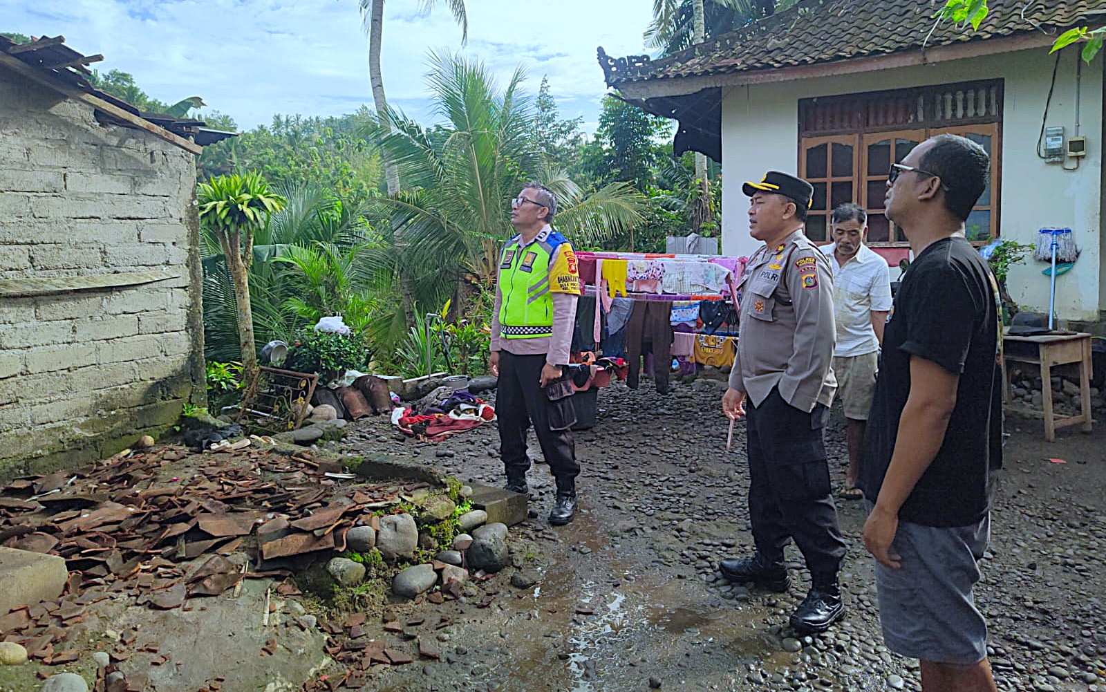Sigap Hadapi Cuaca Ekstrem, Polsek Pekutatan Proaktif Cek Rumah Warga Terdampak Angin Kencang